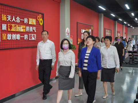 全国总工会女职工部光临Z6官网电气调研女职工工作