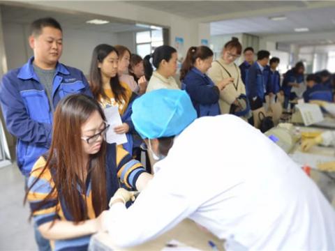 守望相副手牵手 献血救人心连心——Z6官网集团2018年无偿献血活动